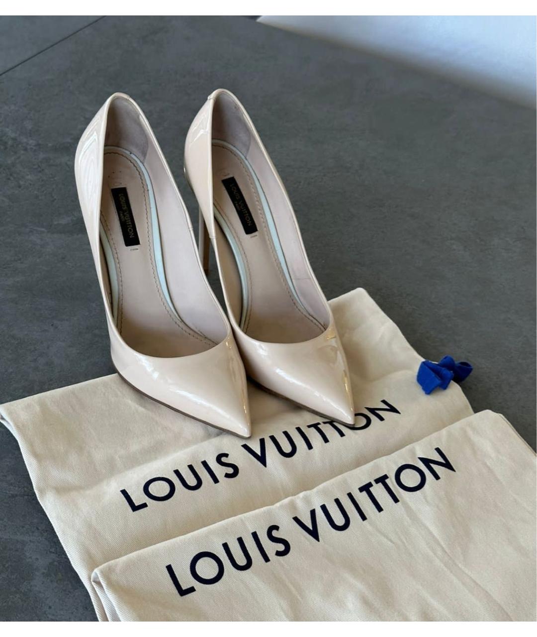 LOUIS VUITTON PRE-OWNED Бежевые туфли из лакированной кожи, фото 2