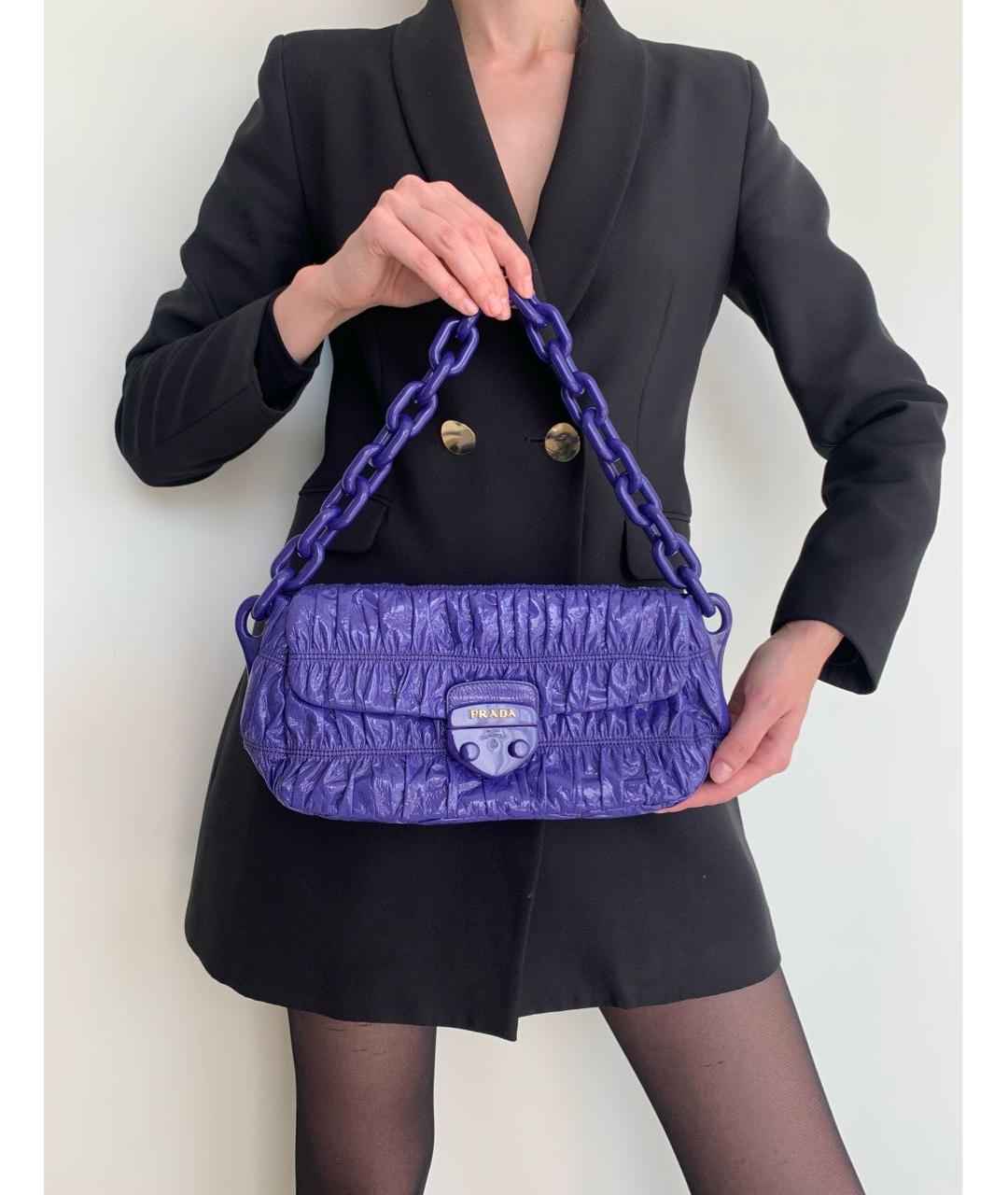 PRADA Фиолетовая сумка с короткими ручками из лакированной кожи, фото 3
