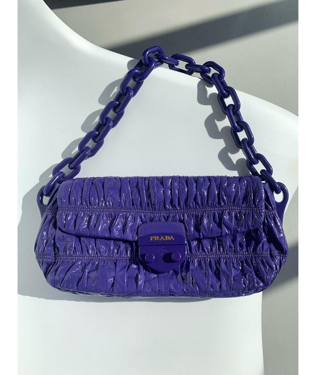 PRADA Фиолетовая сумка с короткими ручками из лакированной кожи, фото 2