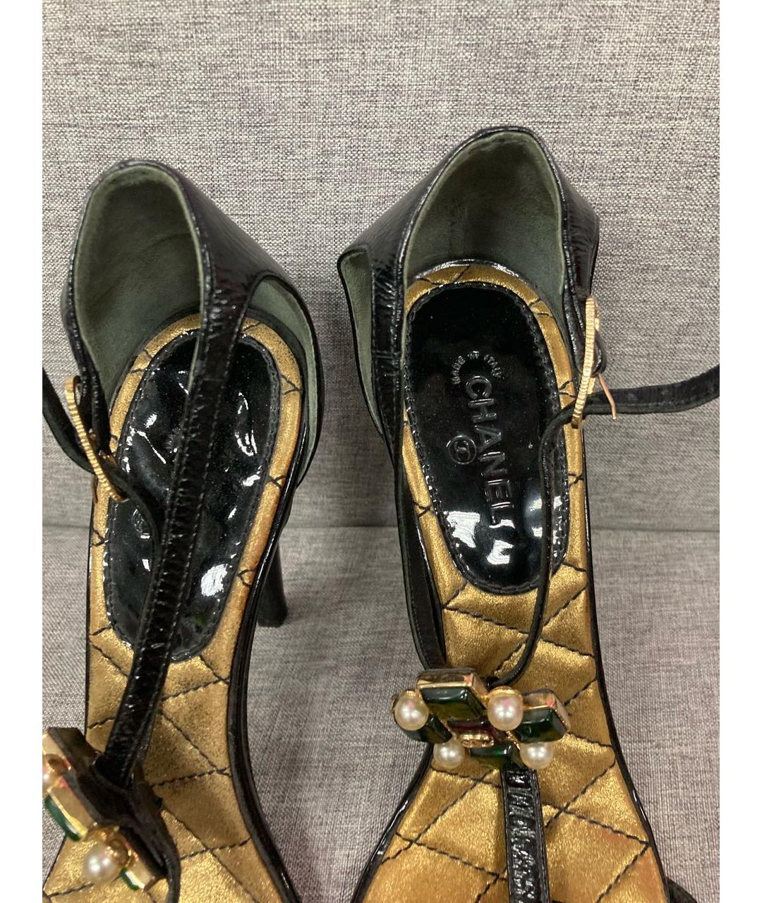 CHANEL Черные босоножки из лакированной кожи, фото 3