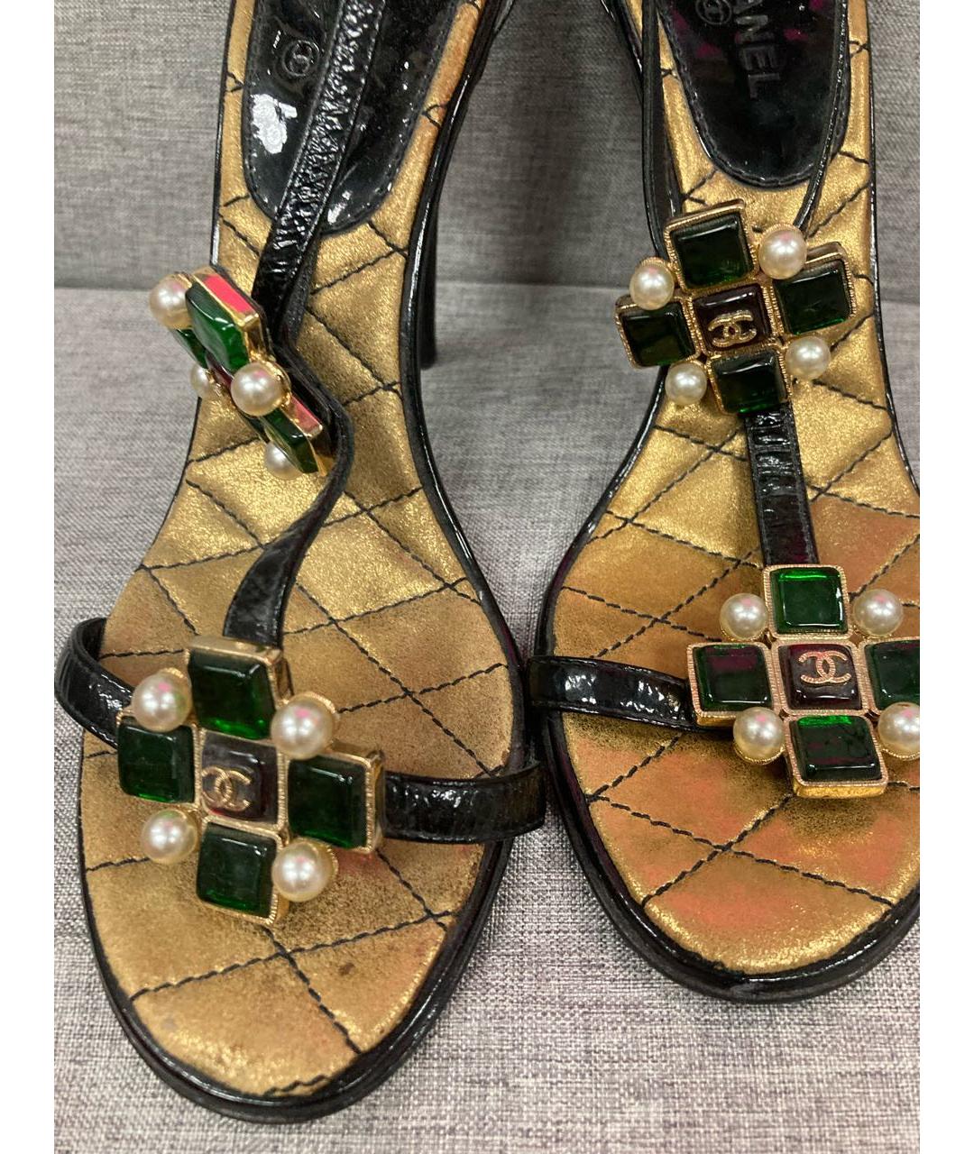 CHANEL Черные босоножки из лакированной кожи, фото 5