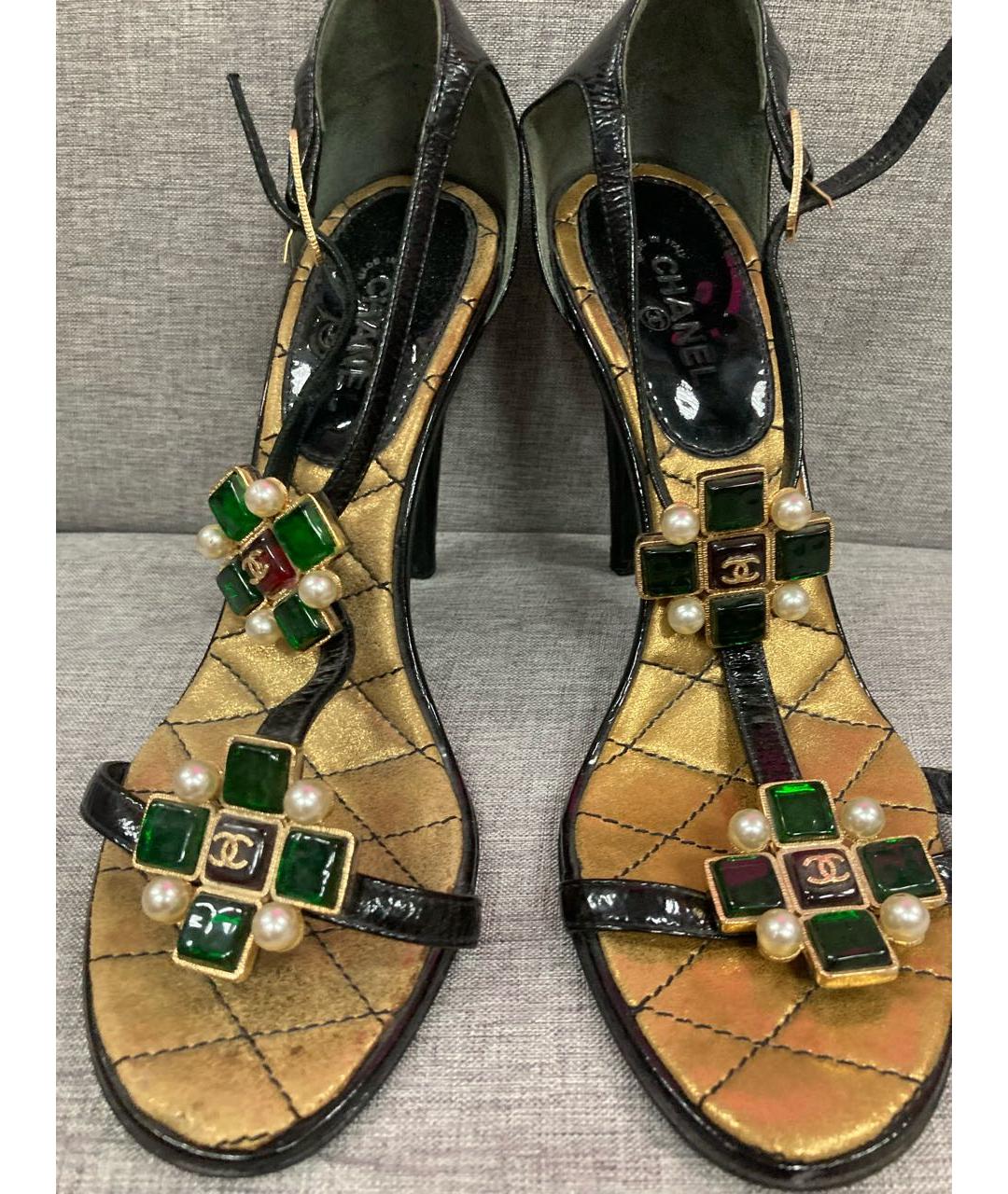 CHANEL Черные босоножки из лакированной кожи, фото 2