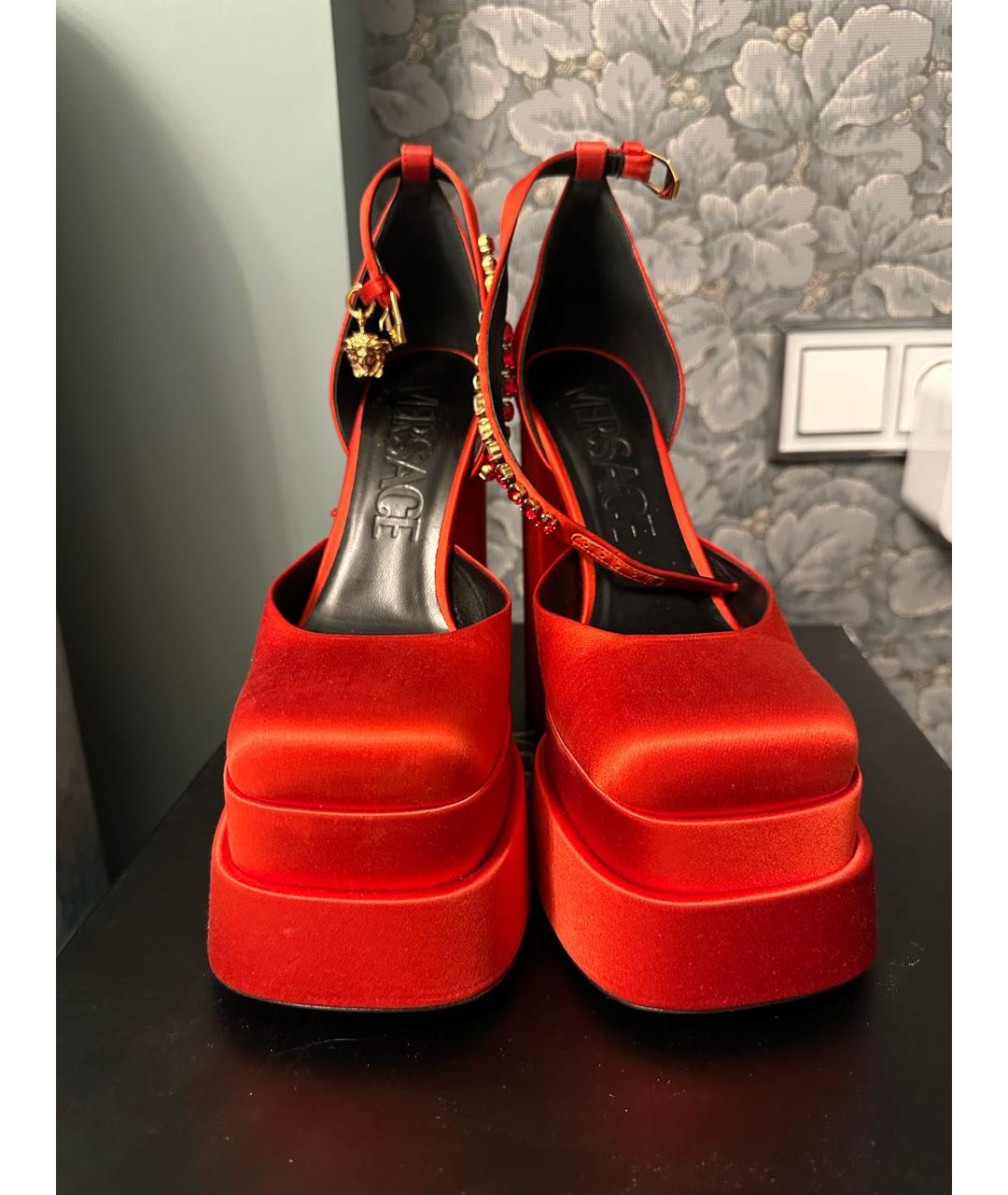 VERSACE Красные текстильные туфли, фото 2