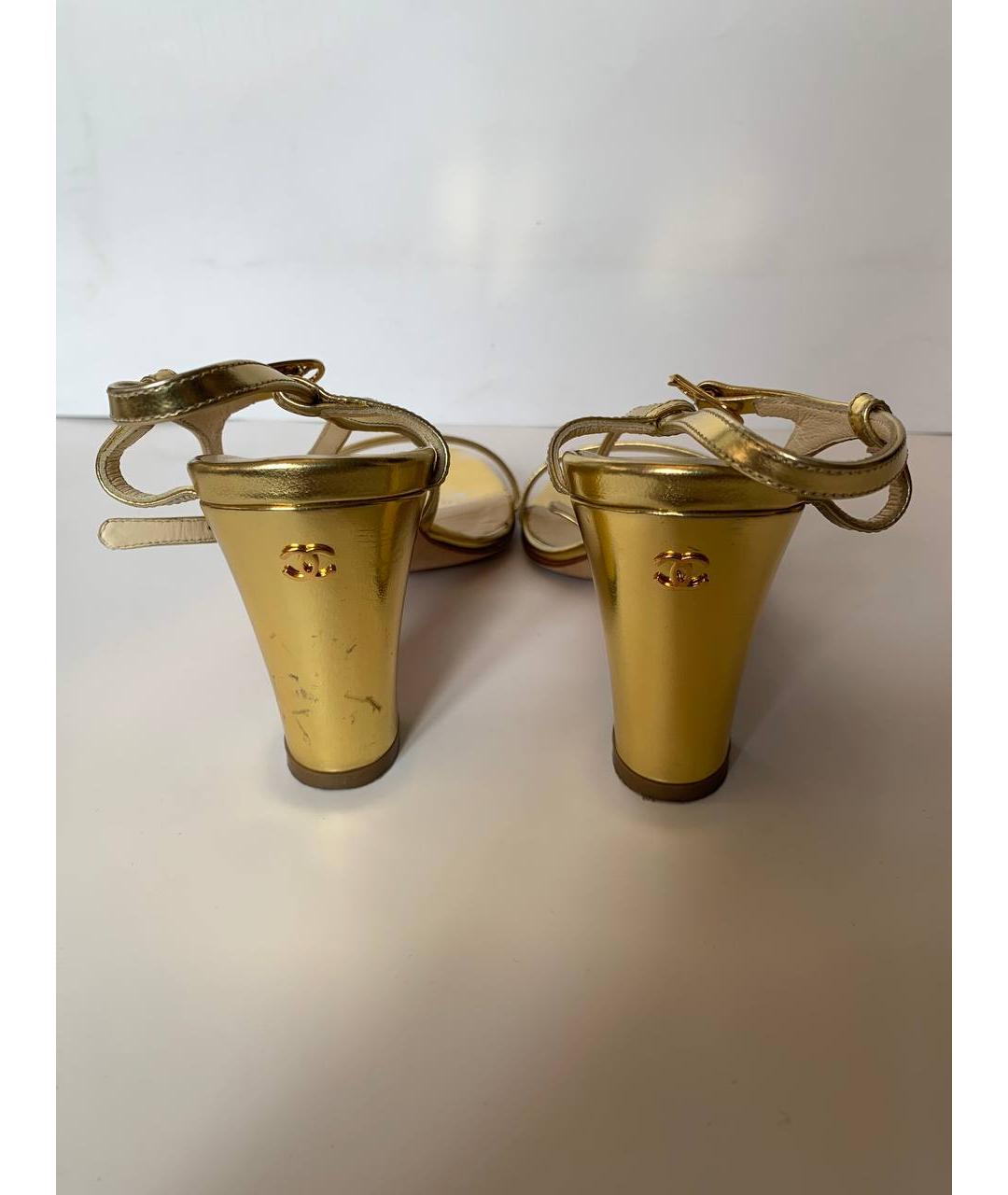CHANEL PRE-OWNED Золотые кожаные босоножки, фото 4