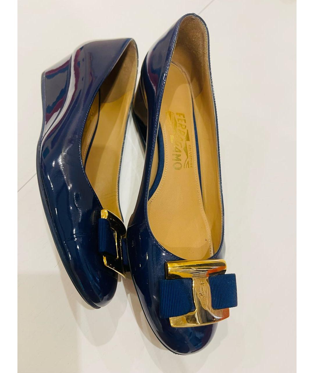 SALVATORE FERRAGAMO Темно-синие туфли из лакированной кожи, фото 7
