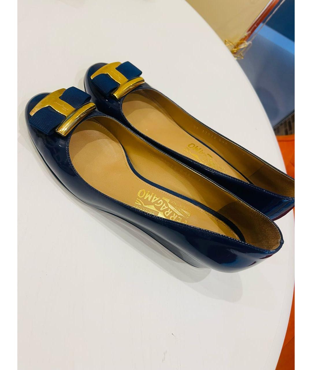 SALVATORE FERRAGAMO Темно-синие туфли из лакированной кожи, фото 5