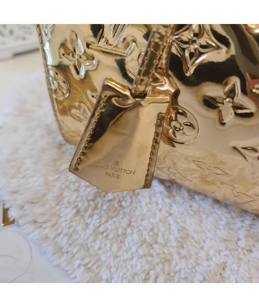 LOUIS VUITTON Золотая сумка с короткими ручками из лакированной кожи, фото 5