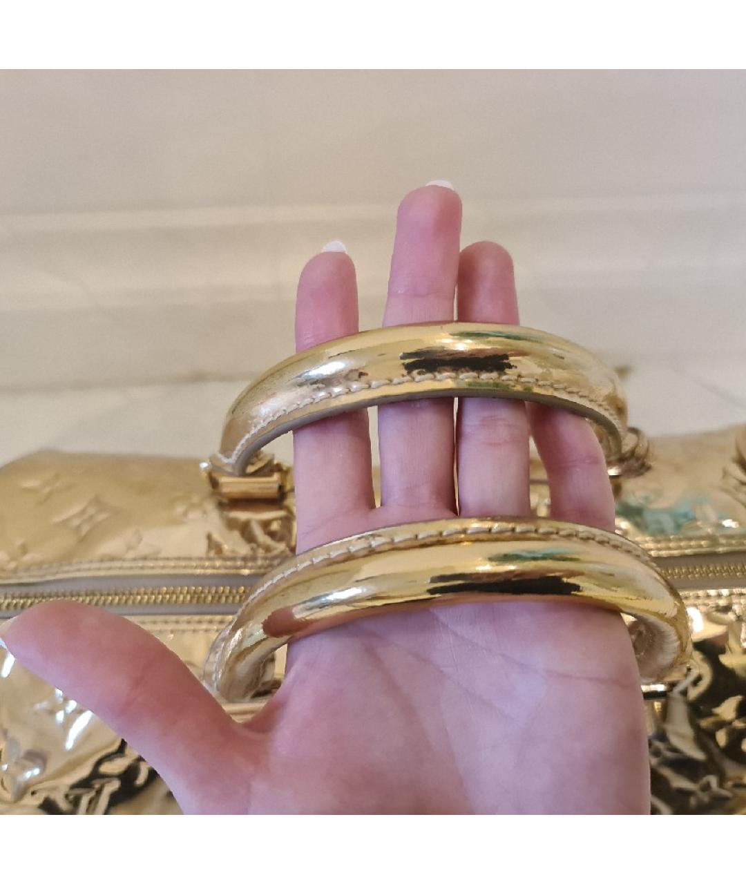 LOUIS VUITTON Золотая сумка с короткими ручками из лакированной кожи, фото 7