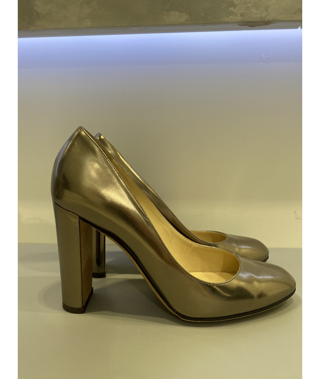 JIMMY CHOO Золотые туфли из лакированной кожи, фото 8