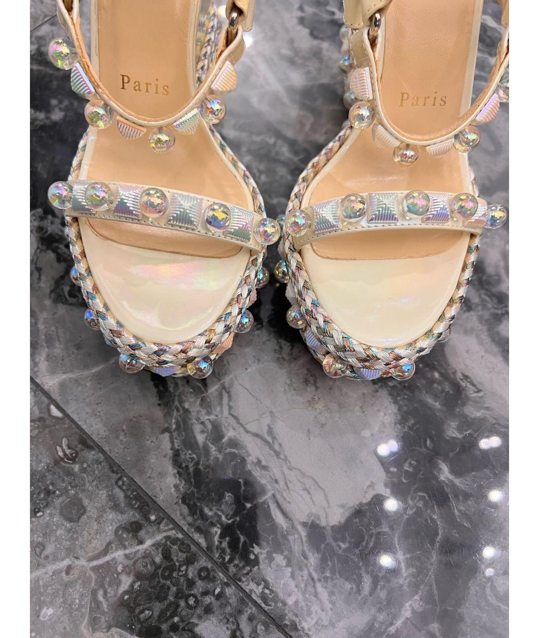 CHRISTIAN LOUBOUTIN Белые босоножки из лакированной кожи, фото 3