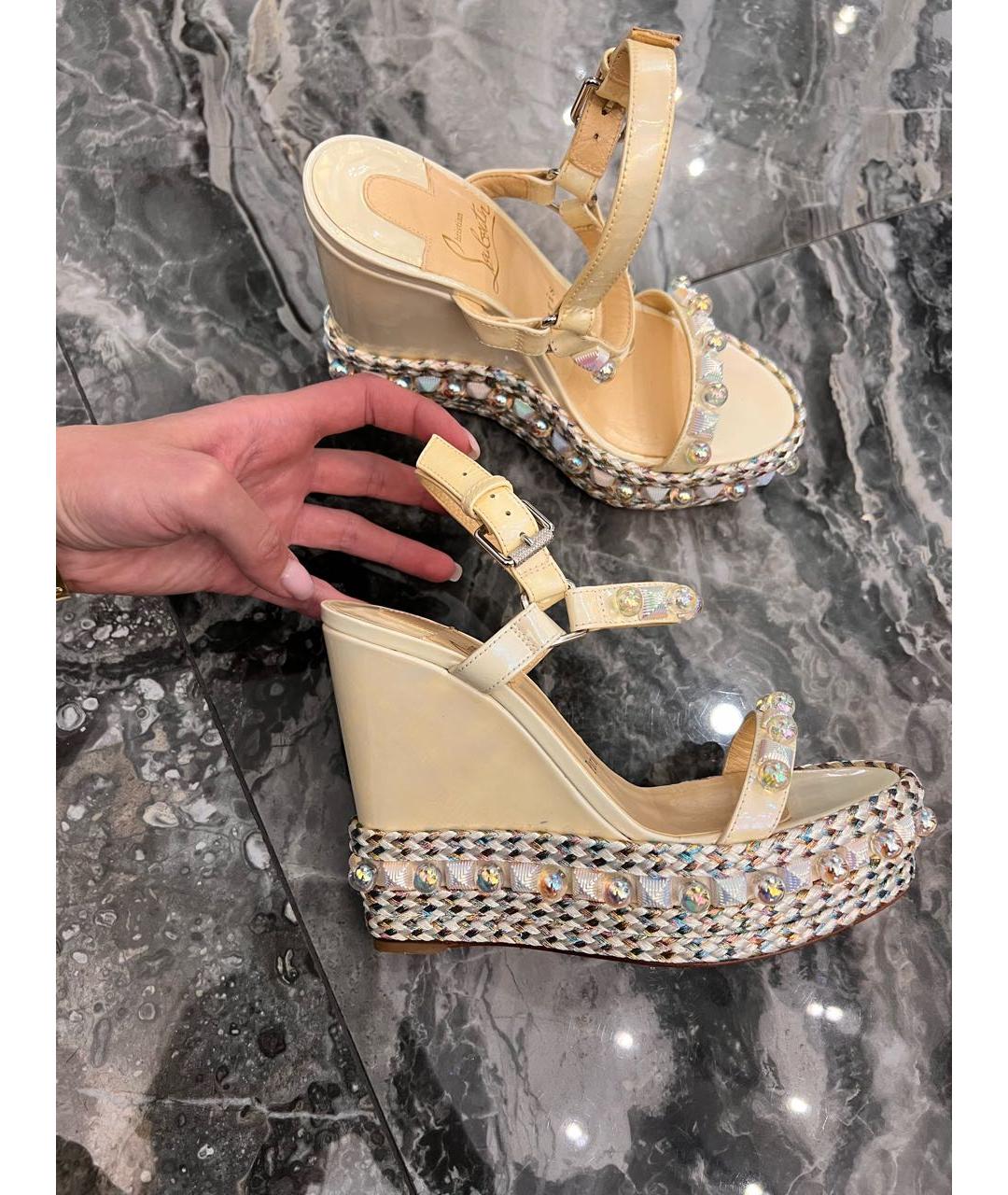 CHRISTIAN LOUBOUTIN Белые босоножки из лакированной кожи, фото 5