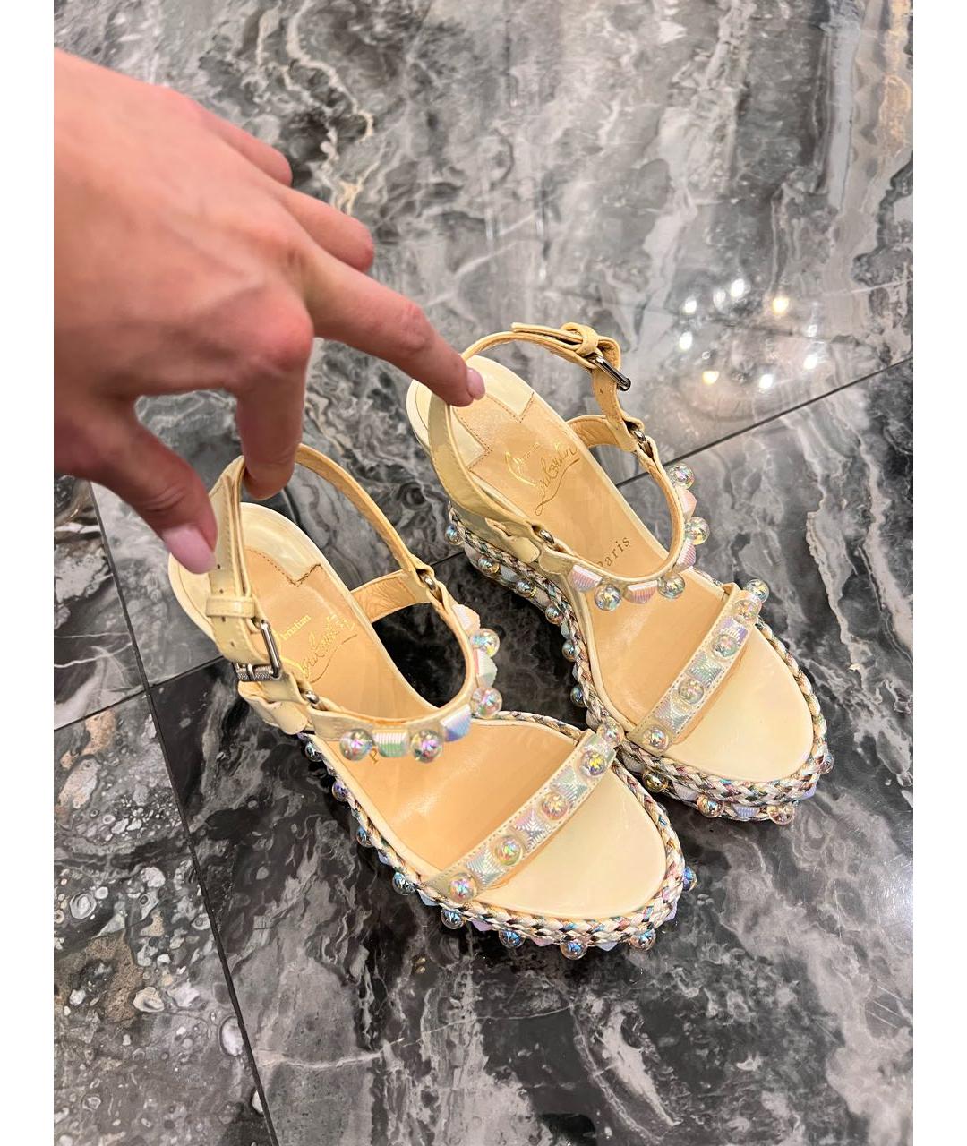CHRISTIAN LOUBOUTIN Белые босоножки из лакированной кожи, фото 2
