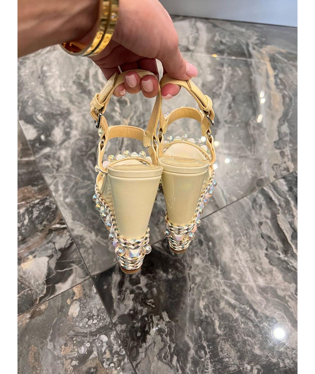 CHRISTIAN LOUBOUTIN Белые босоножки из лакированной кожи, фото 4
