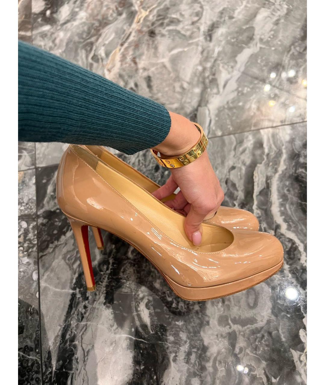 CHRISTIAN LOUBOUTIN Бежевые туфли из лакированной кожи, фото 5
