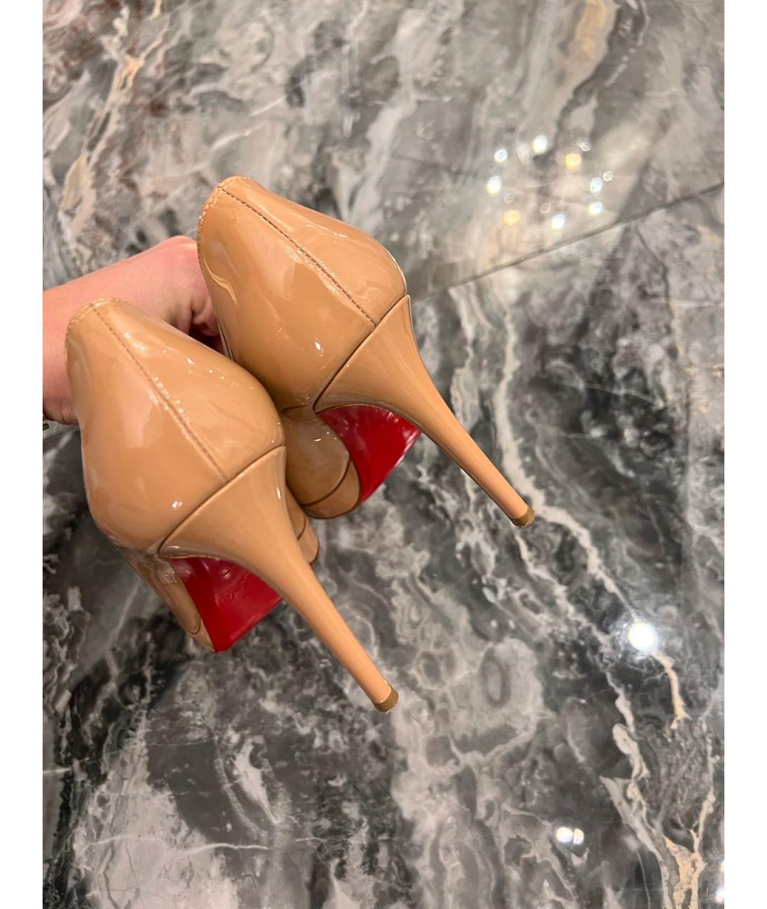 CHRISTIAN LOUBOUTIN Бежевые туфли из лакированной кожи, фото 4