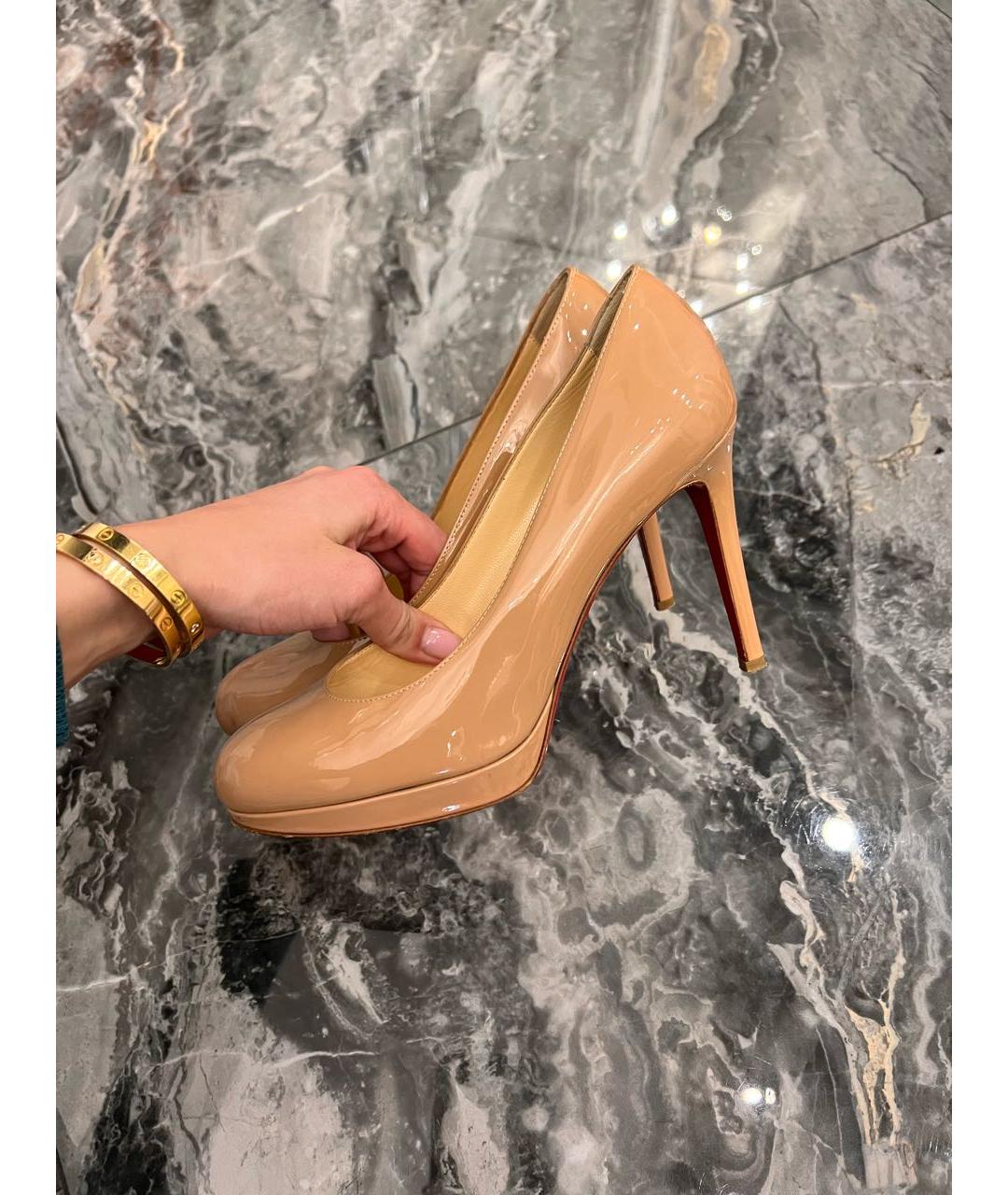 CHRISTIAN LOUBOUTIN Бежевые туфли из лакированной кожи, фото 2