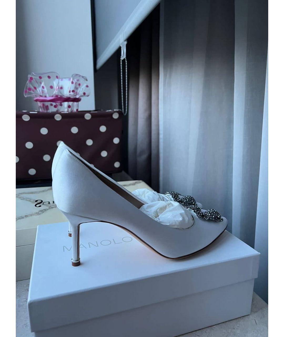 MANOLO BLAHNIK Белые текстильные свадебные туфли на среднем каблуке, фото 4