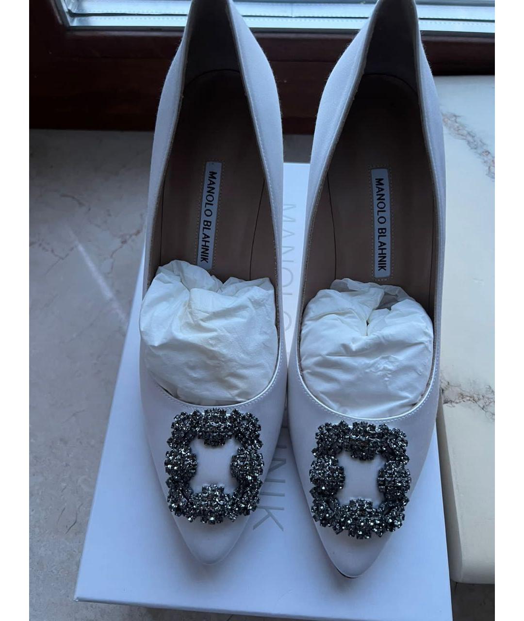 MANOLO BLAHNIK Белые текстильные свадебные туфли на среднем каблуке, фото 3