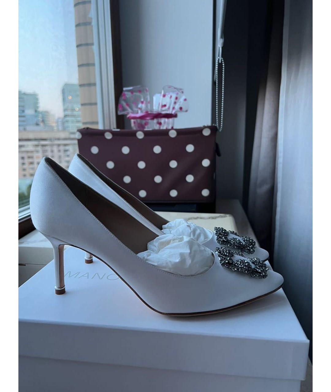 MANOLO BLAHNIK Белые текстильные свадебные туфли на среднем каблуке, фото 6
