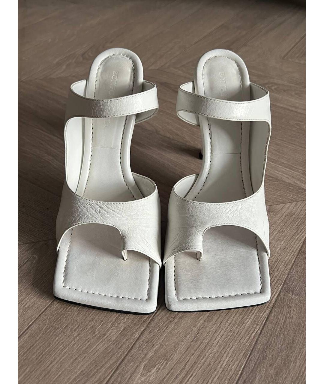 BOTTEGA VENETA Белые кожаные босоножки, фото 2