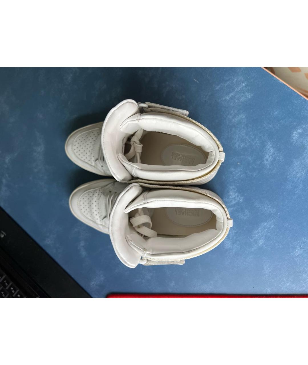 MICHAEL MICHAEL KORS Белые кожаные кроссовки, фото 3