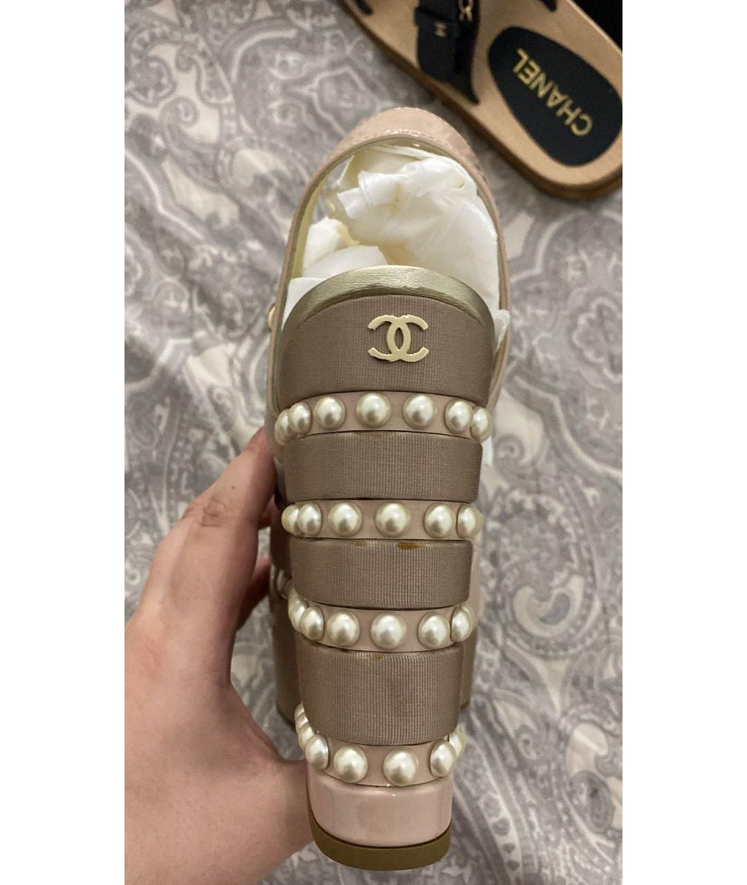 CHANEL PRE-OWNED Бежевые босоножки из лакированной кожи, фото 5