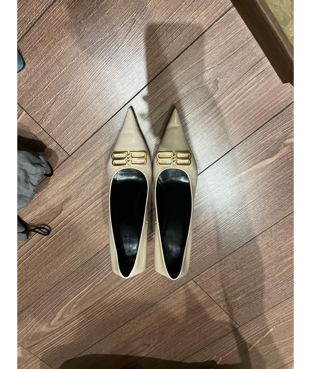 BALENCIAGA Бежевые лодочки на низком каблуке из лакированной кожи, фото 3