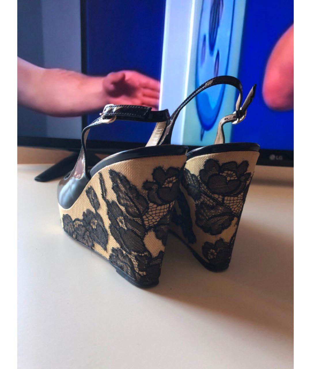 RED VALENTINO Черные босоножки из лакированной кожи, фото 2