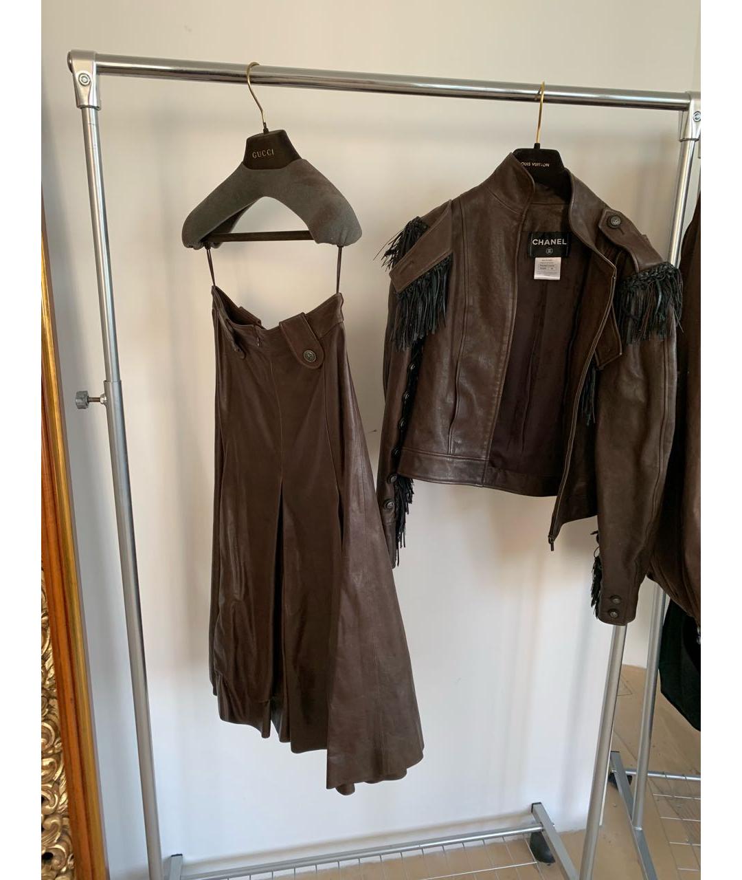 CHANEL PRE-OWNED Коричневый кожаный костюм с юбками, фото 4