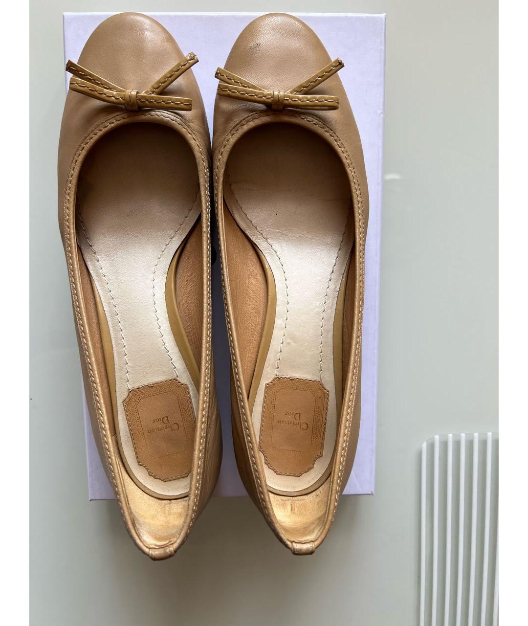 CHRISTIAN DIOR Бежевые кожаные лодочки на низком каблуке, фото 3