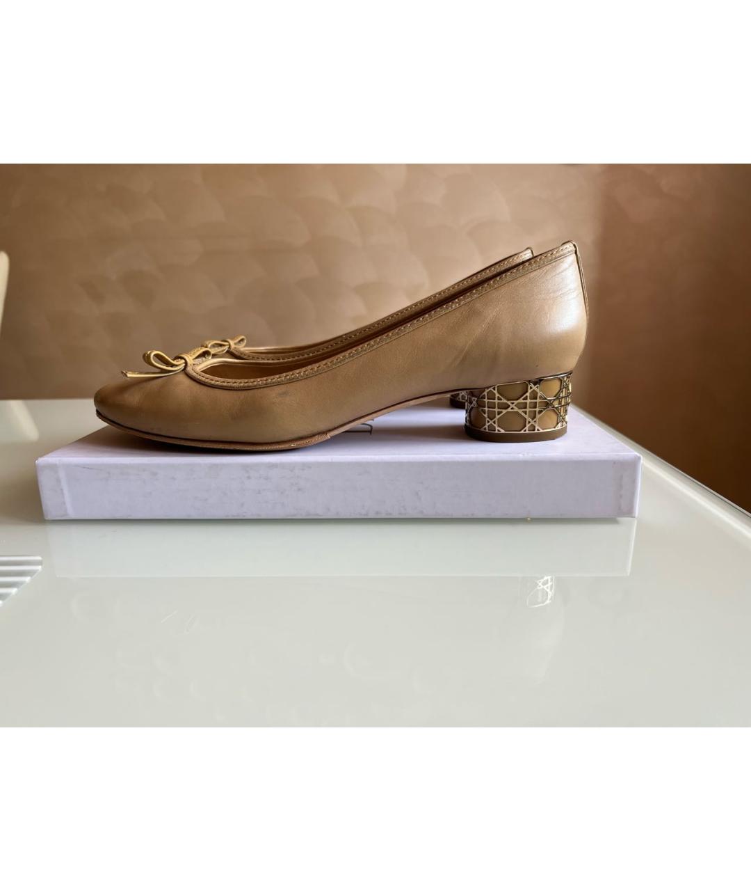 CHRISTIAN DIOR Бежевые кожаные лодочки на низком каблуке, фото 5
