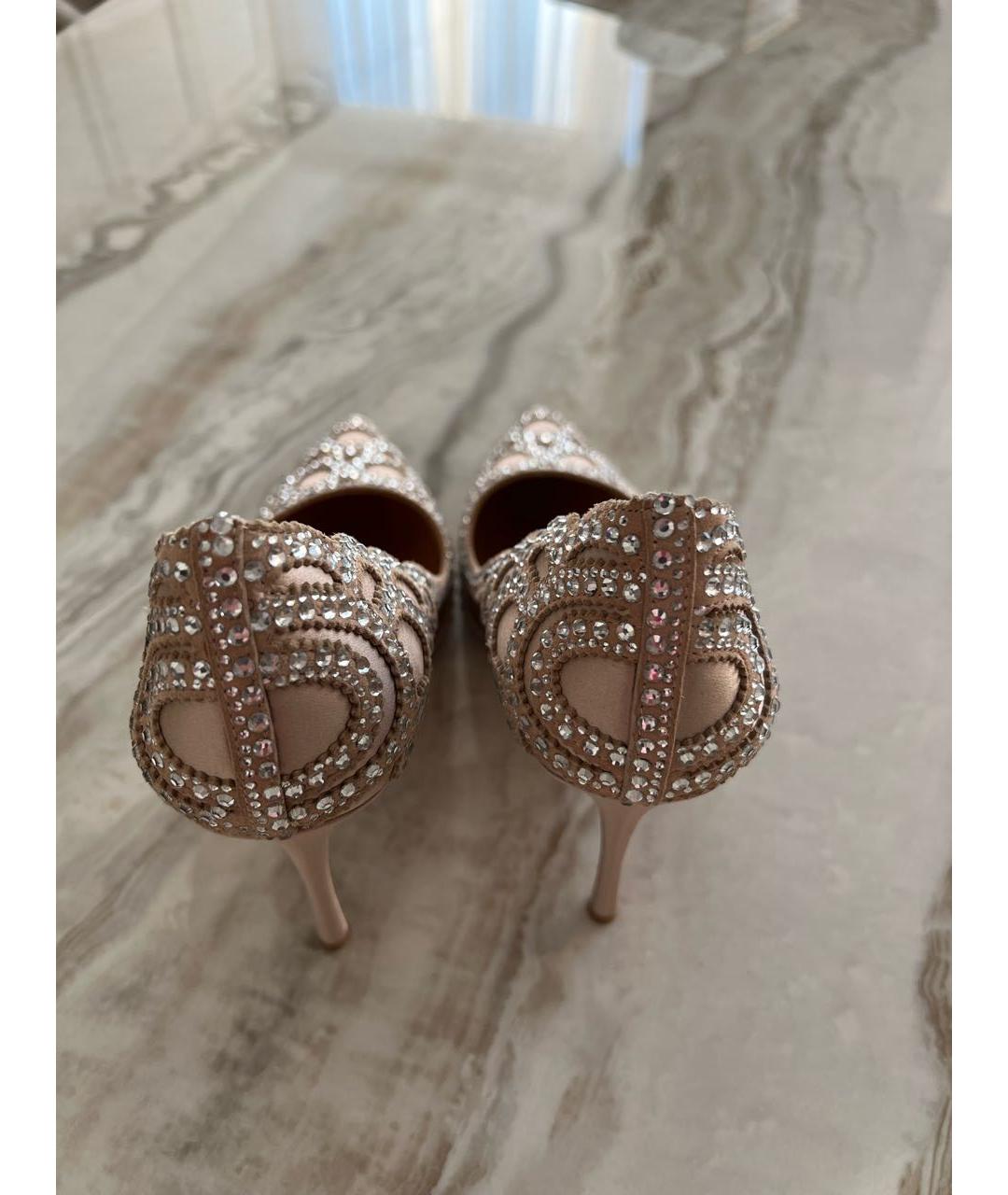 BADGLEY MISCHKA Серебряные текстильные свадебные туфли на высоком каблуке, фото 4