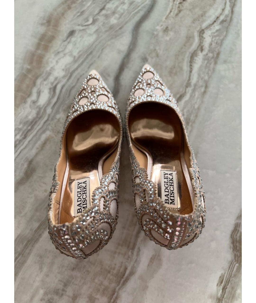 BADGLEY MISCHKA Серебряные текстильные свадебные туфли на высоком каблуке, фото 3