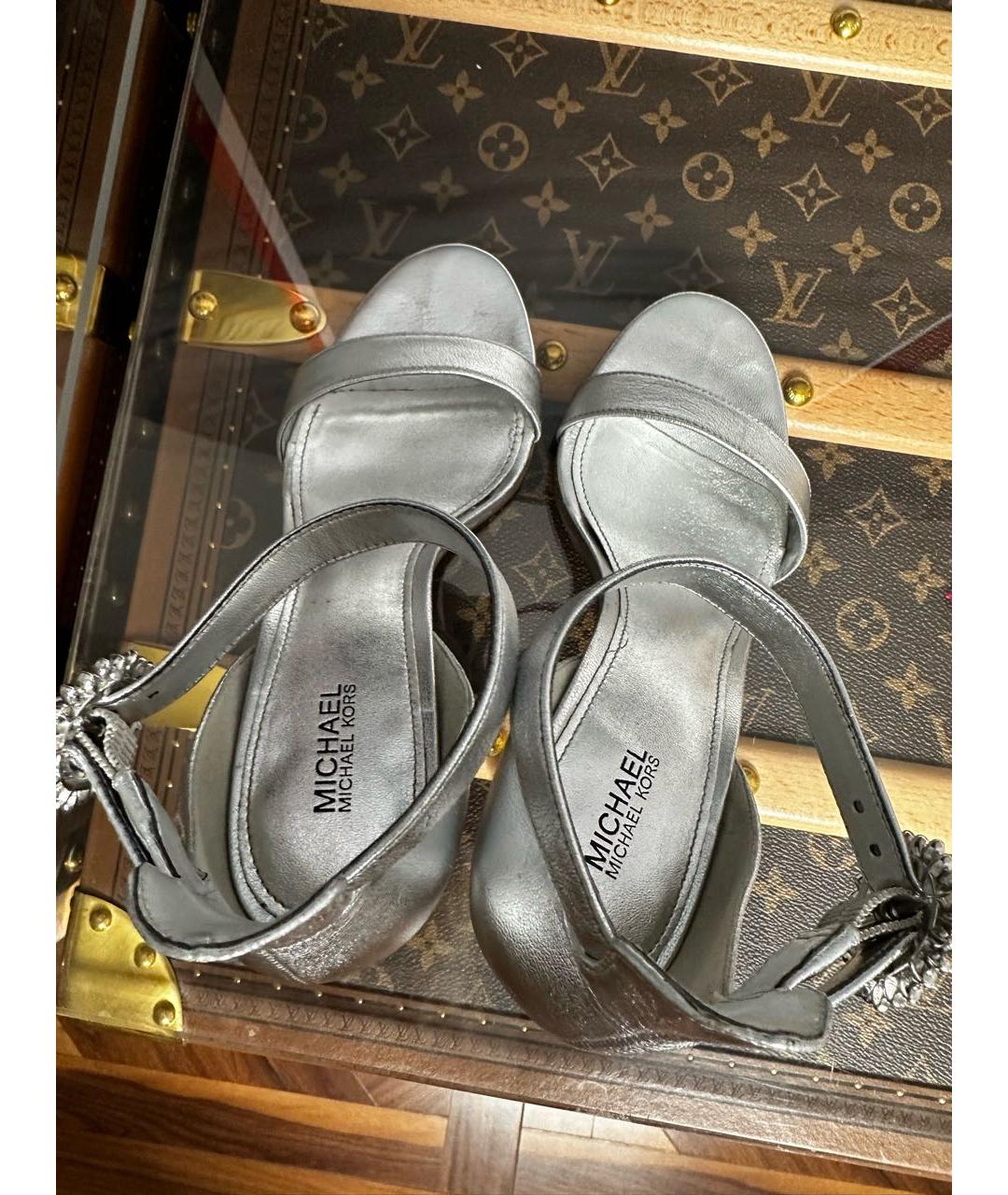 MICHAEL MICHAEL KORS Серебряные кожаные босоножки, фото 3