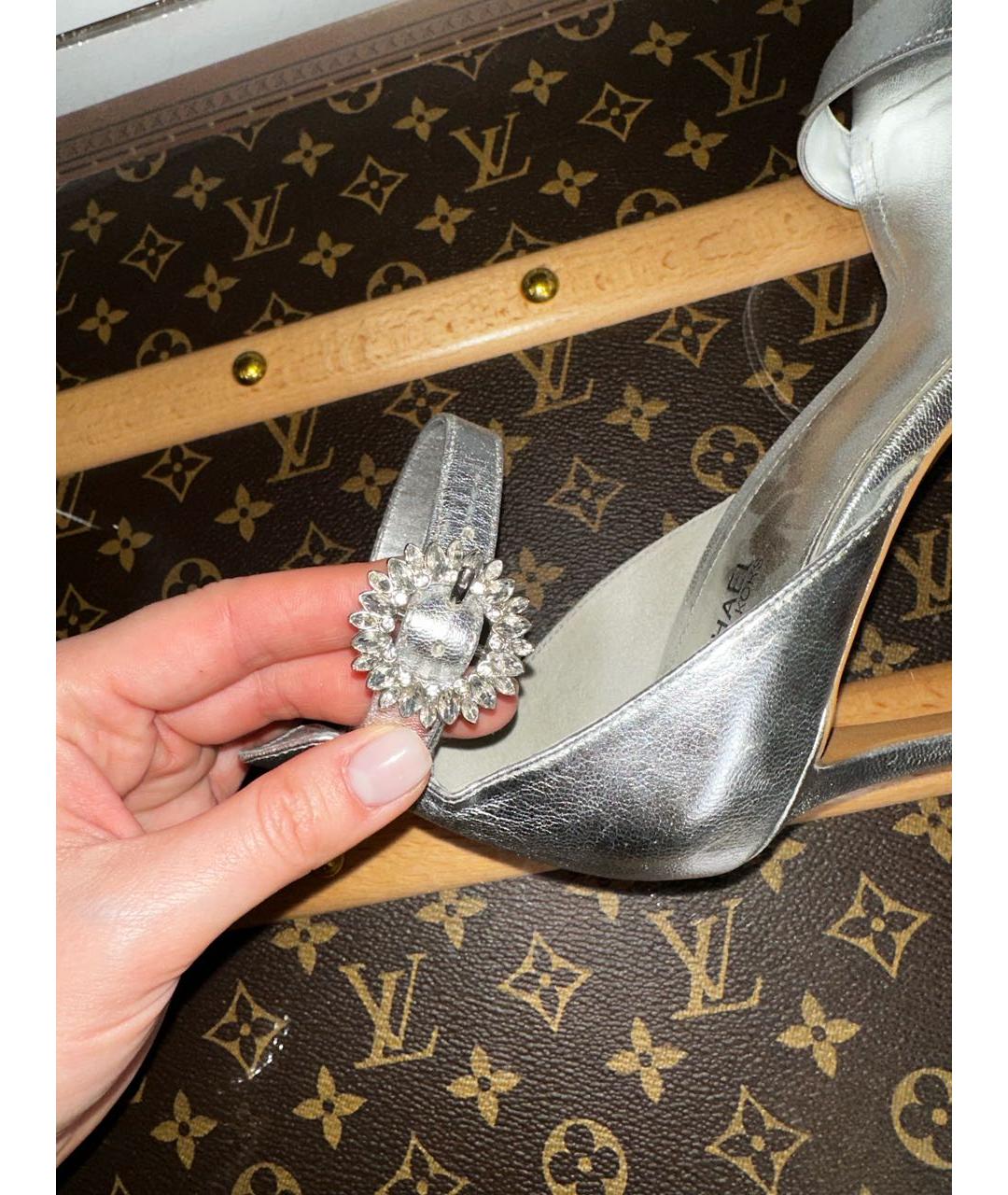 MICHAEL MICHAEL KORS Серебряные кожаные босоножки, фото 8