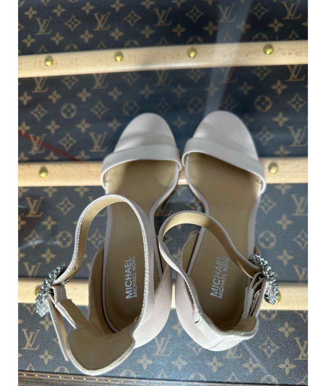 MICHAEL MICHAEL KORS Бежевые кожаные босоножки, фото 3