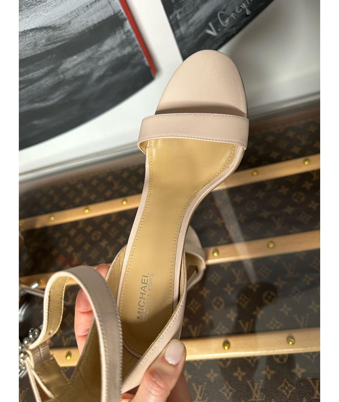 MICHAEL MICHAEL KORS Бежевые кожаные босоножки, фото 5