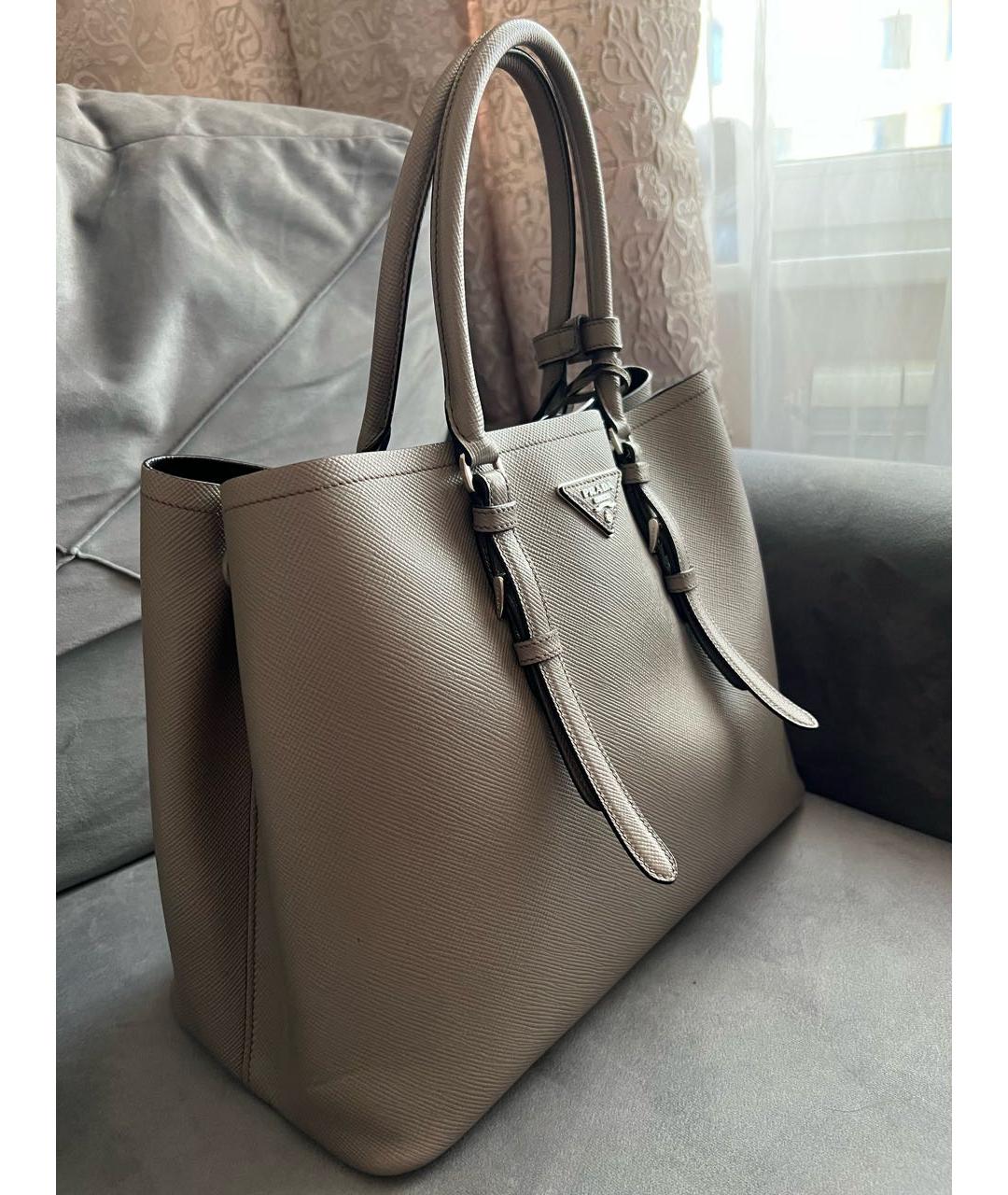 PRADA Серая кожаная сумка с короткими ручками, фото 2