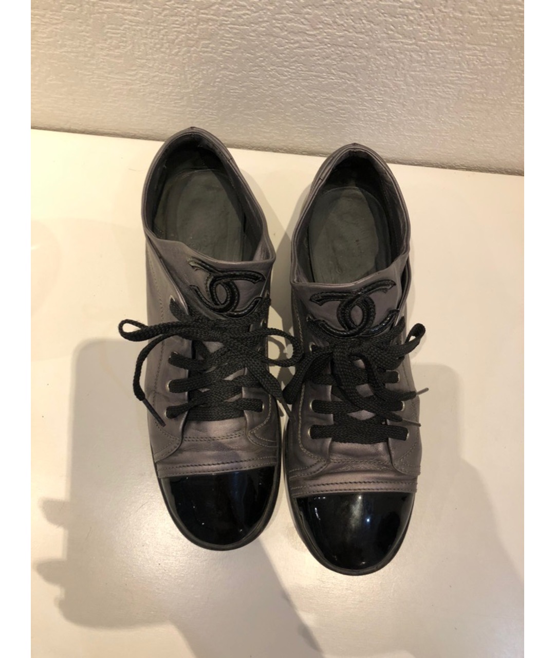 CHANEL PRE-OWNED Серебряные кожаные кроссовки, фото 3