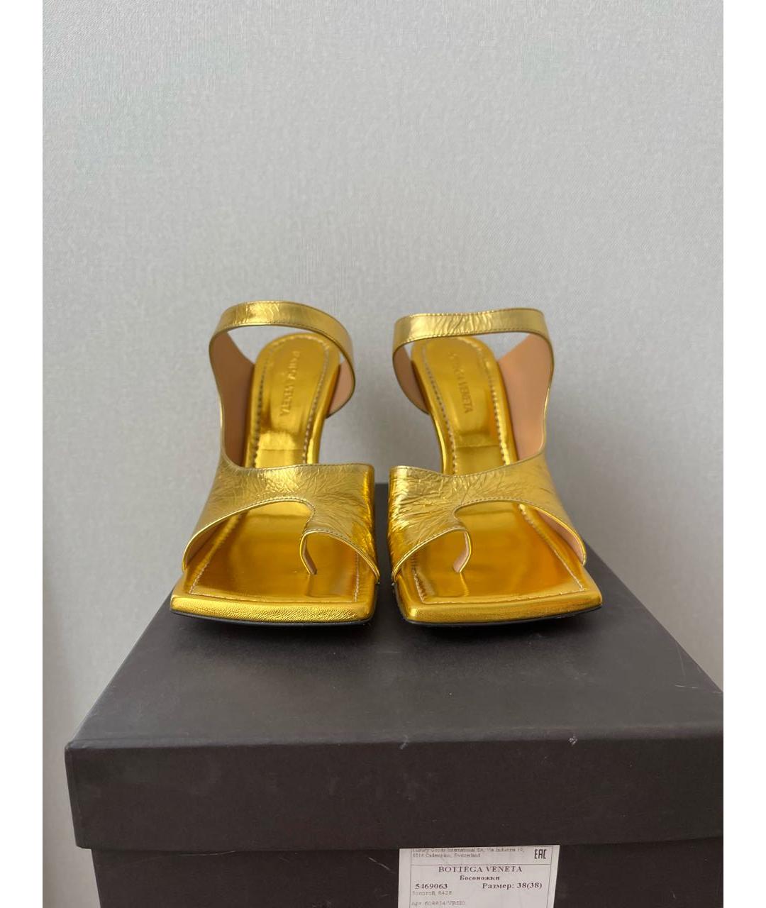 BOTTEGA VENETA Золотые кожаные босоножки, фото 2