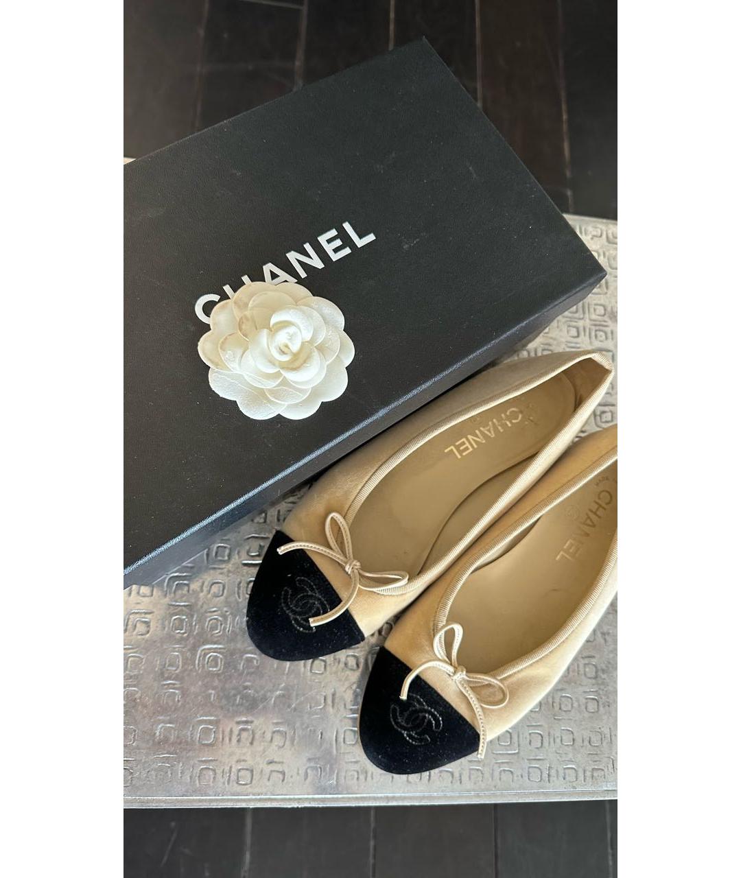 CHANEL PRE-OWNED Бежевые бархатные балетки, фото 6