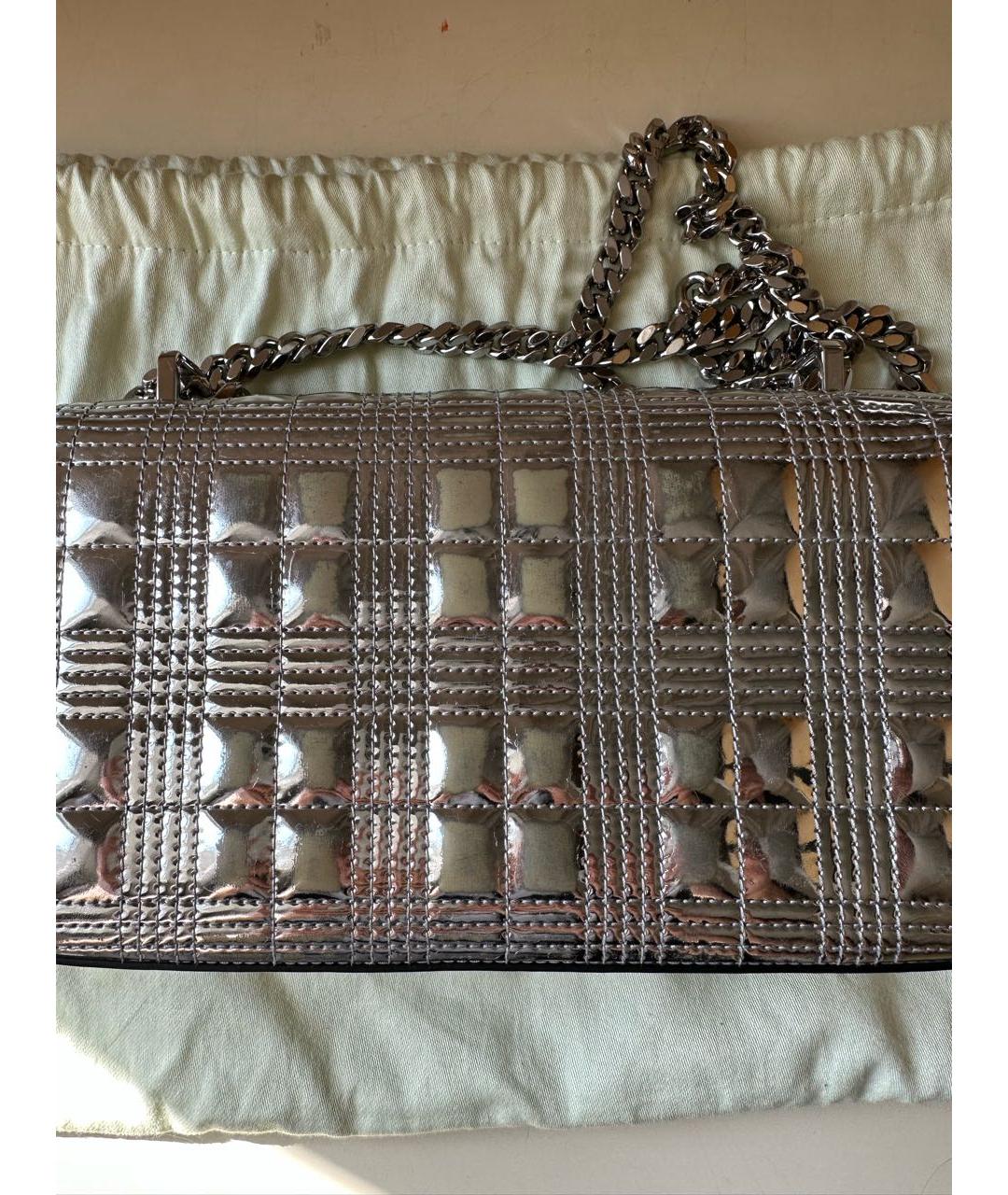 BURBERRY Серебряная сумка через плечо из лакированной кожи, фото 3