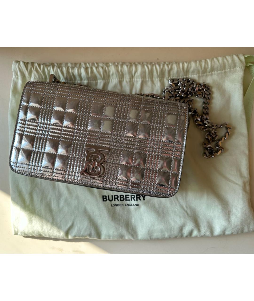 BURBERRY Серебряная сумка через плечо из лакированной кожи, фото 5