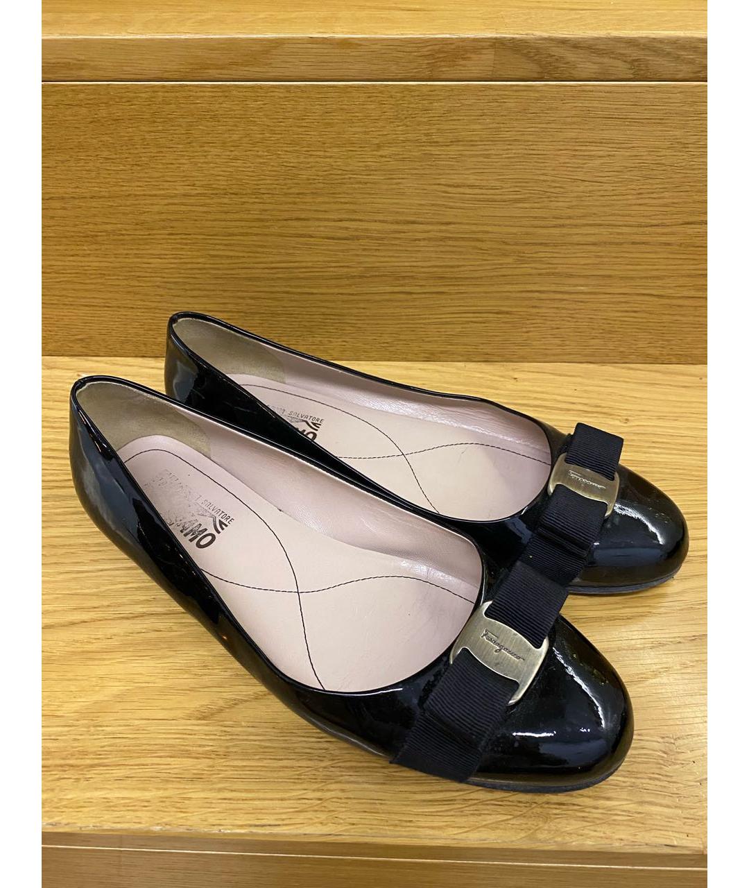 FERRAGAMO Черные балетки из лакированной кожи, фото 2