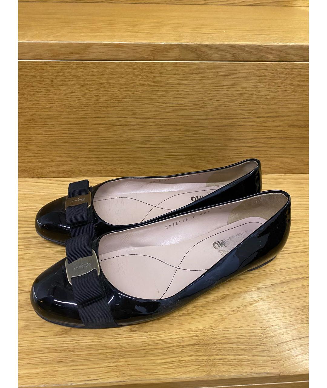 FERRAGAMO Черные балетки из лакированной кожи, фото 5
