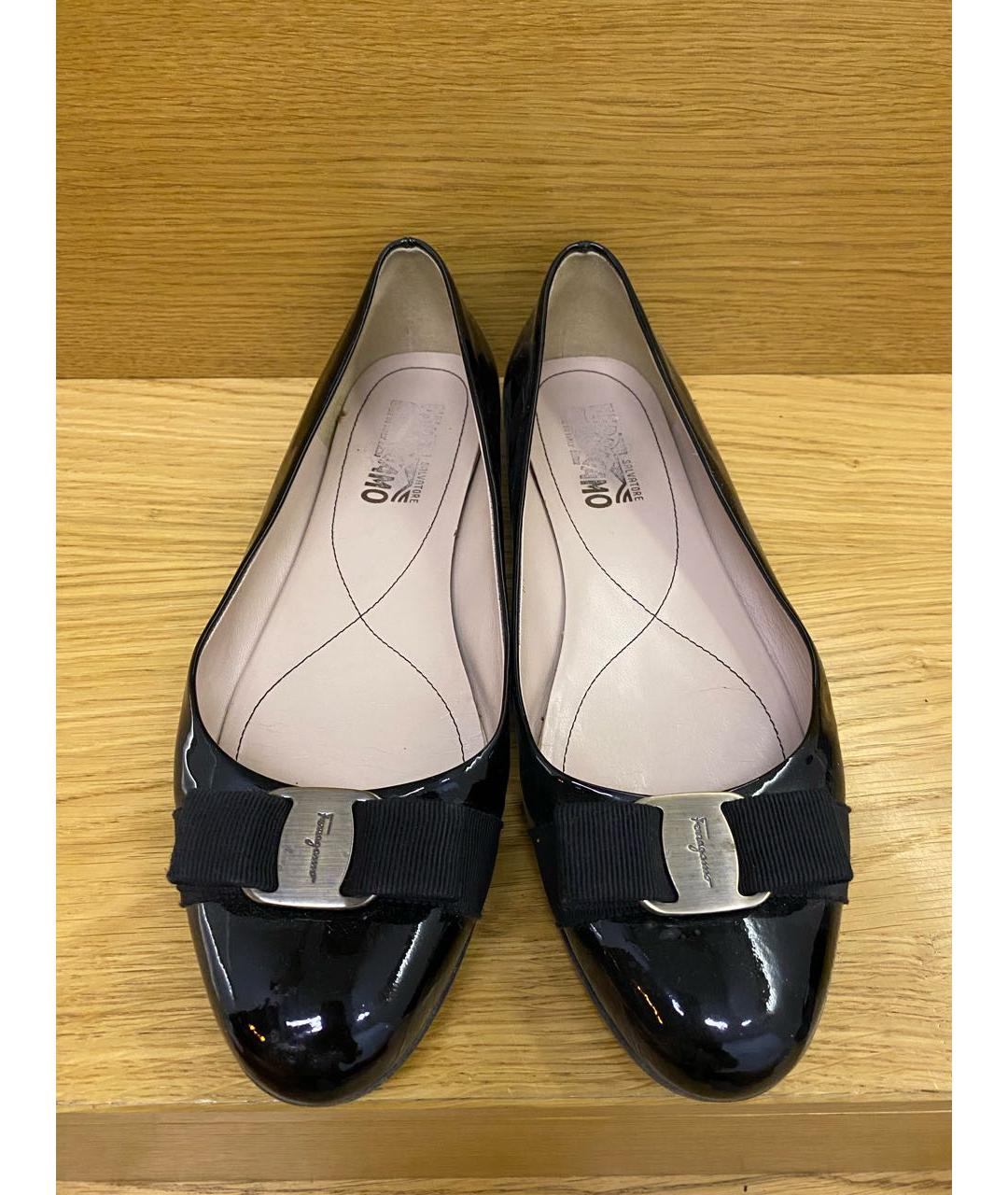 FERRAGAMO Черные балетки из лакированной кожи, фото 3