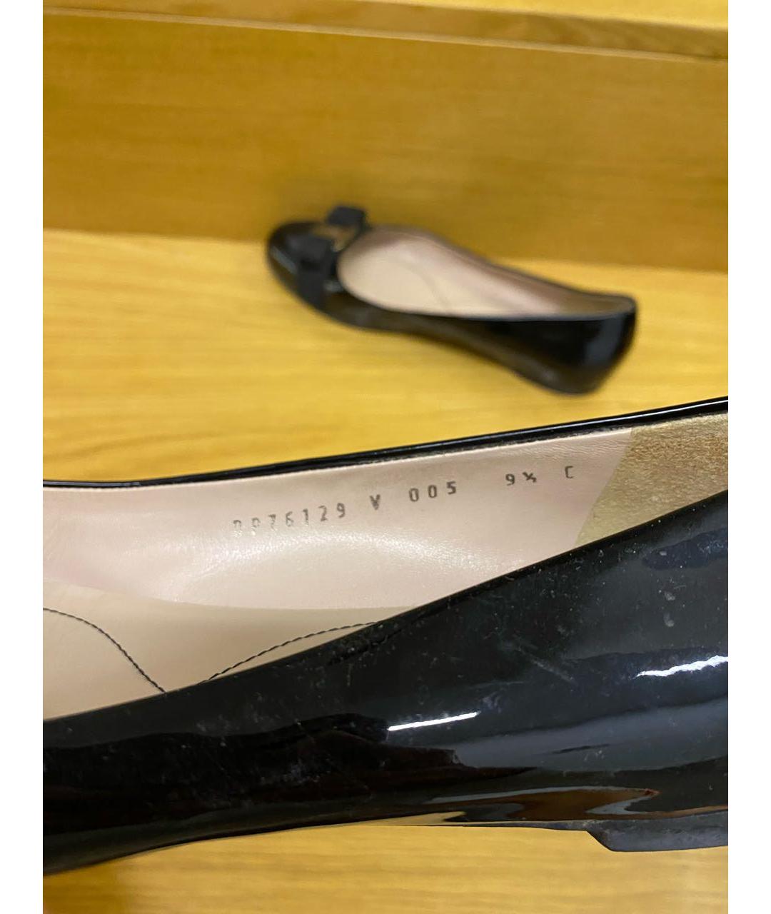 FERRAGAMO Черные балетки из лакированной кожи, фото 4