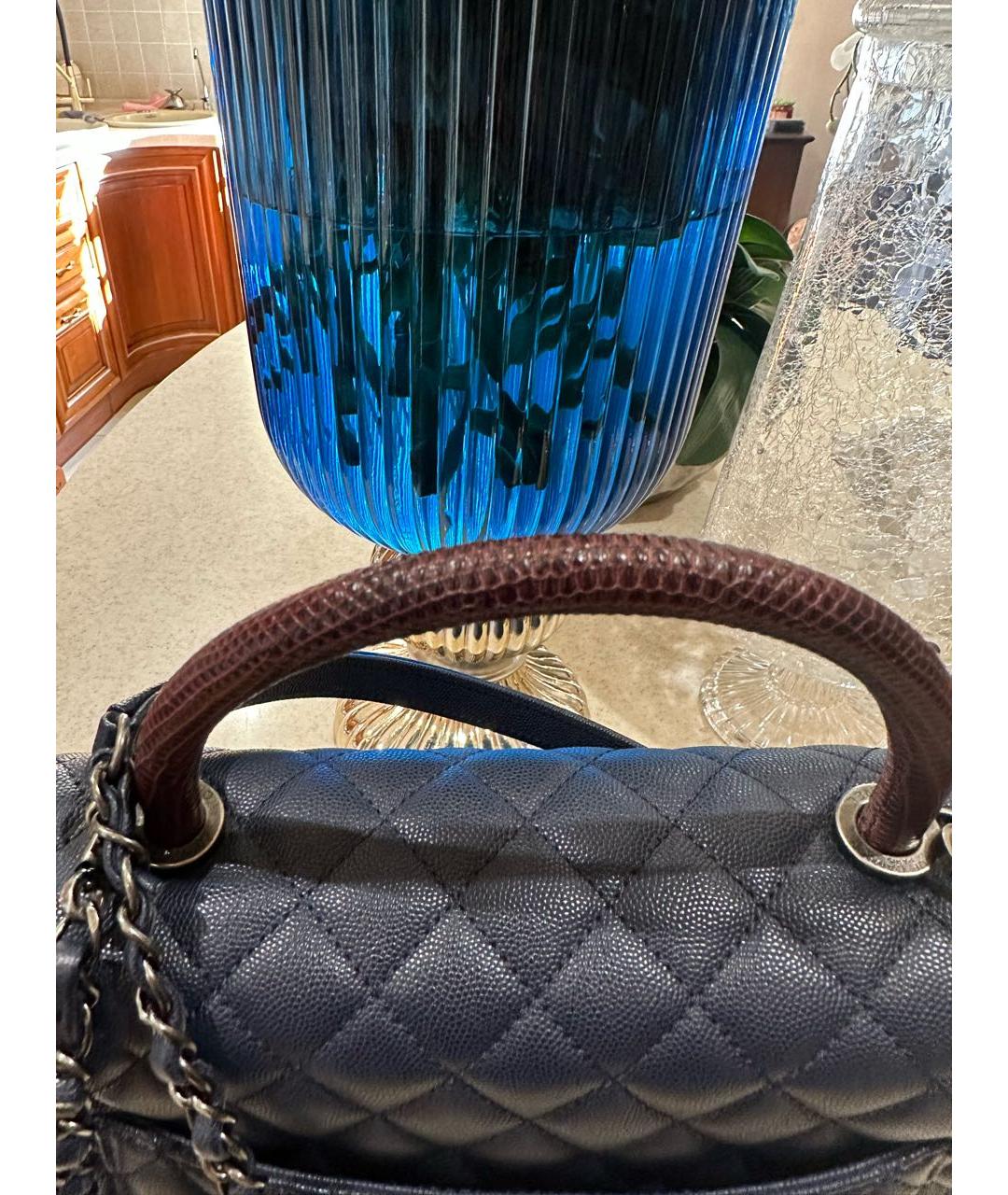 CHANEL Темно-синяя кожаная сумка с короткими ручками, фото 6