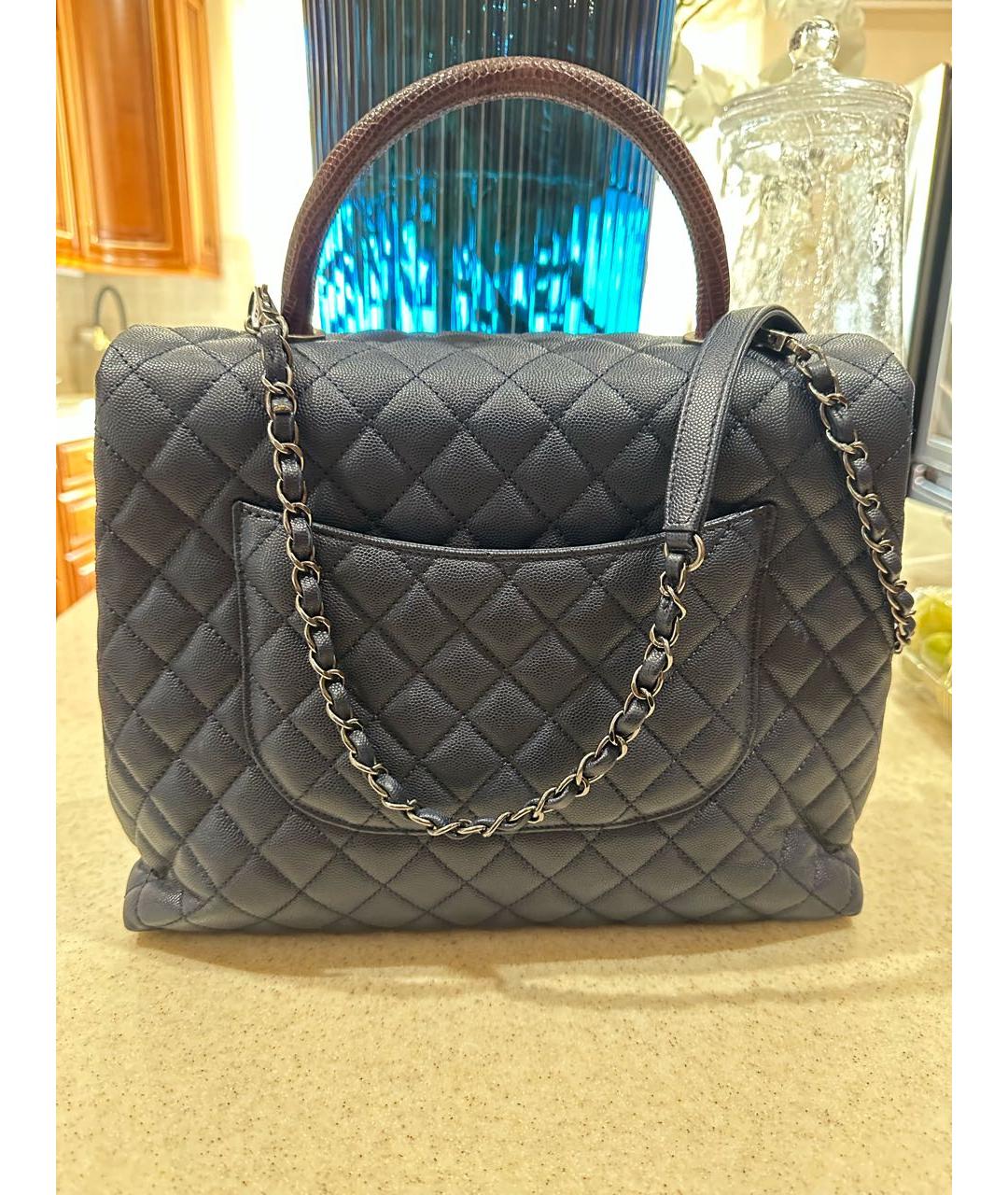 CHANEL Темно-синяя кожаная сумка с короткими ручками, фото 3