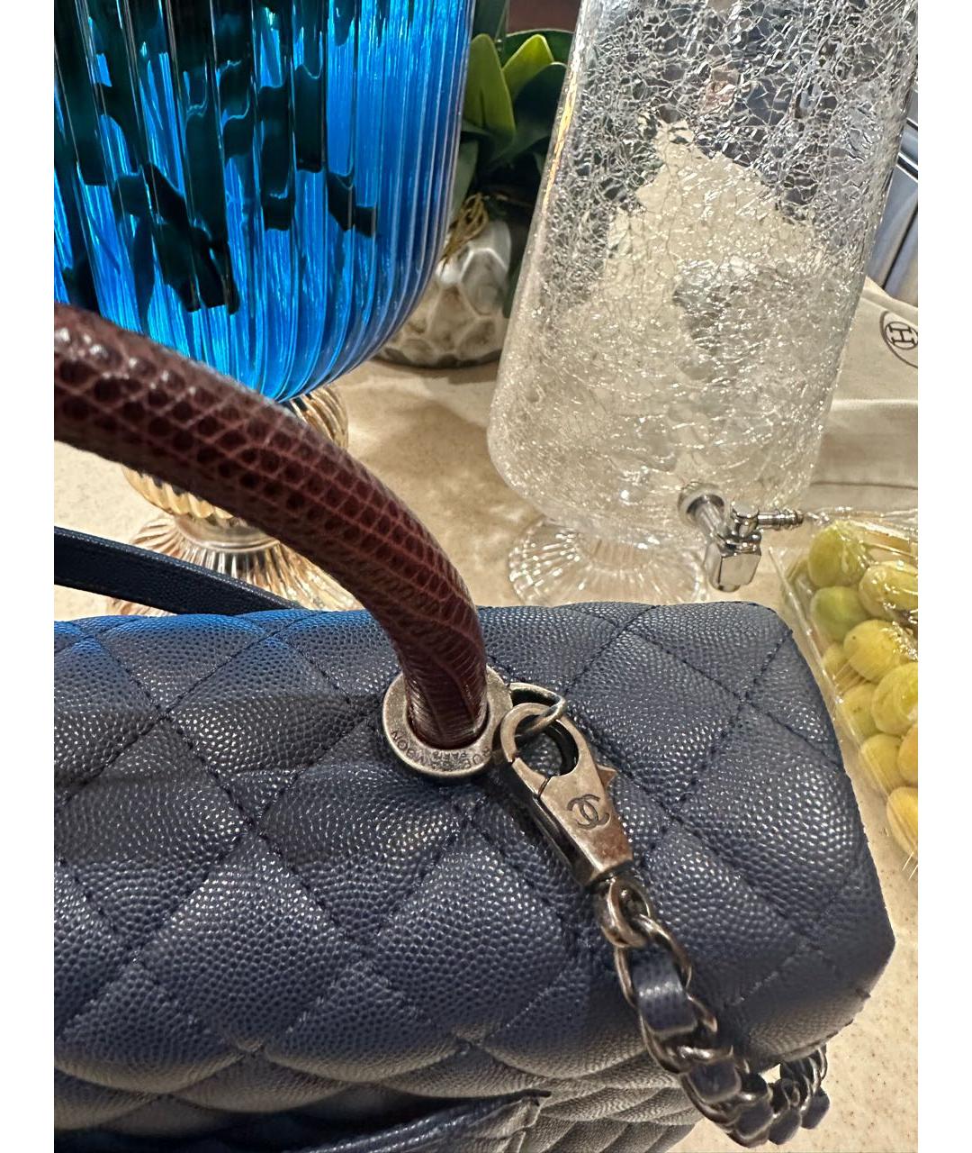 CHANEL Темно-синяя кожаная сумка с короткими ручками, фото 5